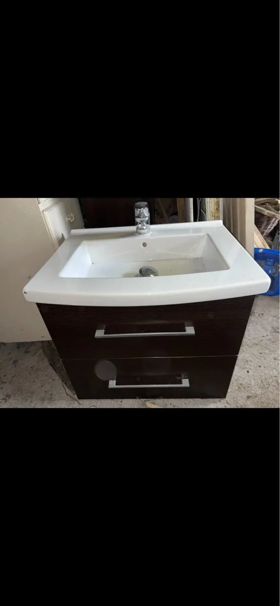 Bathroom unit and sink - Image 3