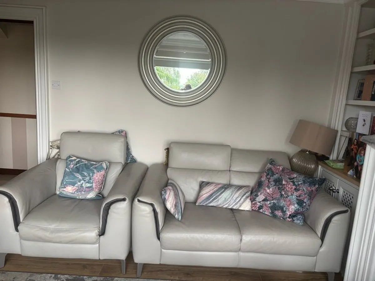 Natuzzi leather sofa and electric recliner - Image 3