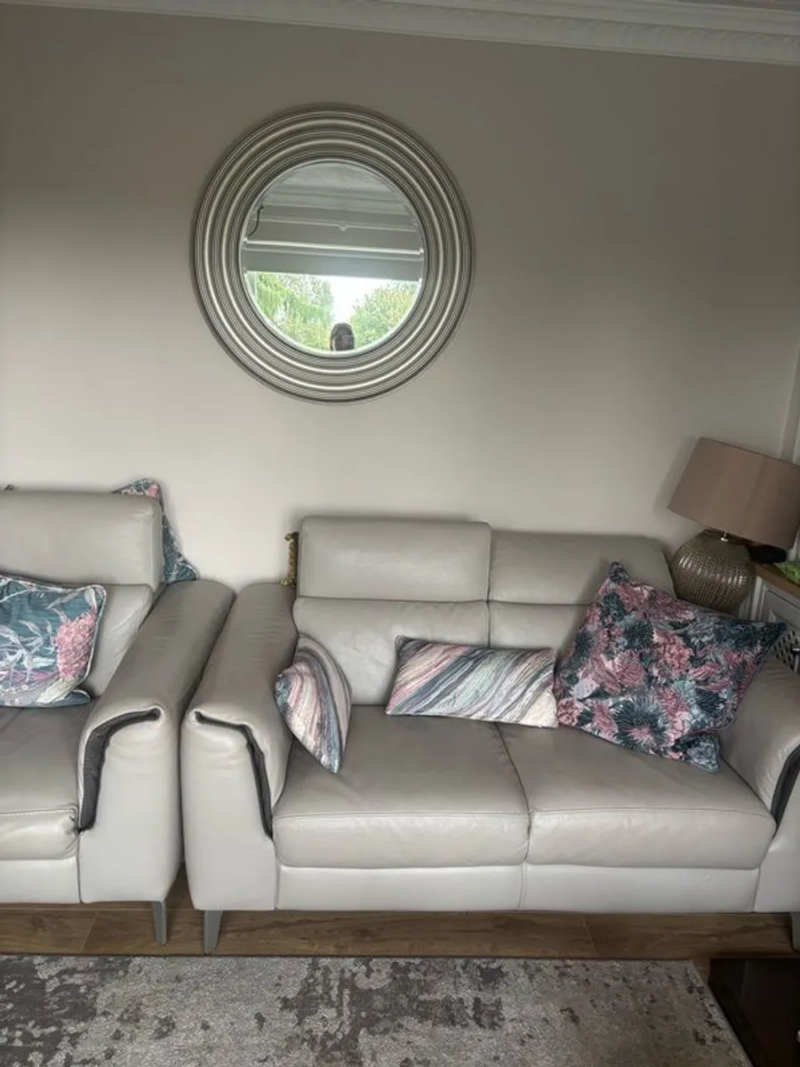 Natuzzi leather sofa and electric recliner - Image 4