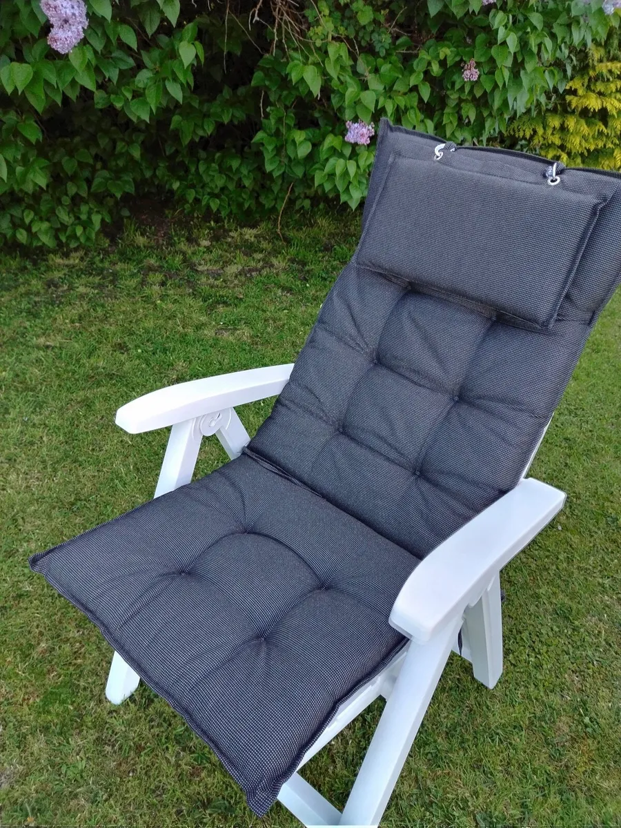 x1 Large White Plastic Recliner Garden Chair €60 - Image 1