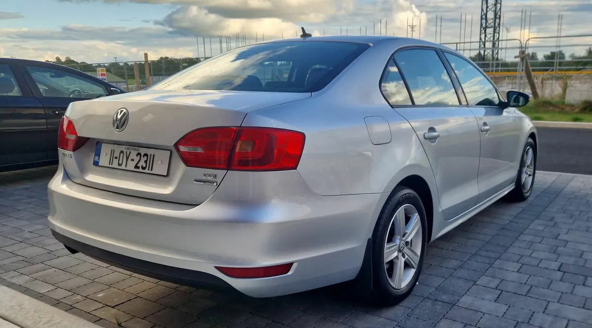 2011 Volkswagen jetta  1.6 TDI With 200,000 KM - Image 3