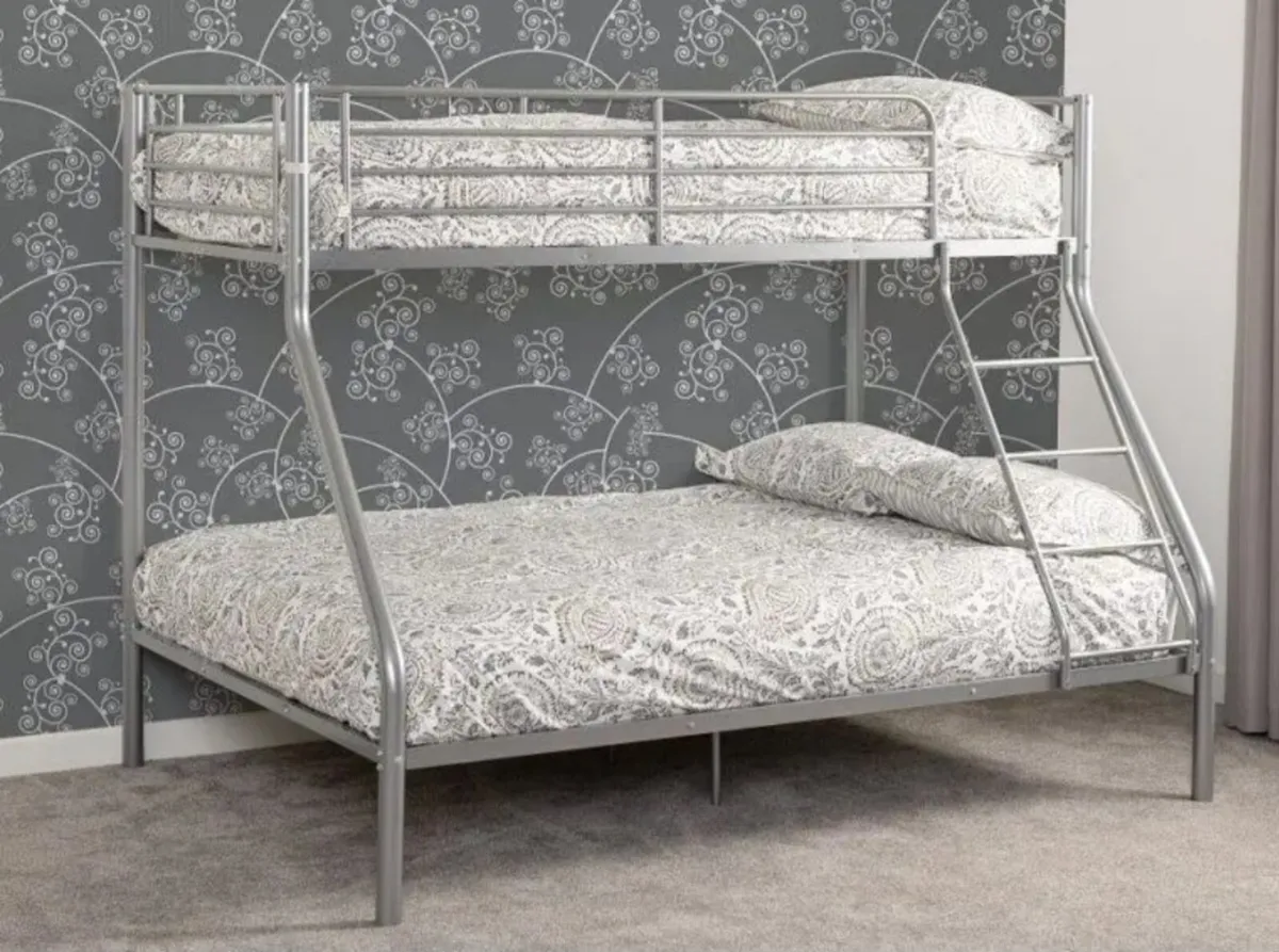 Triple sleeper bunk bed