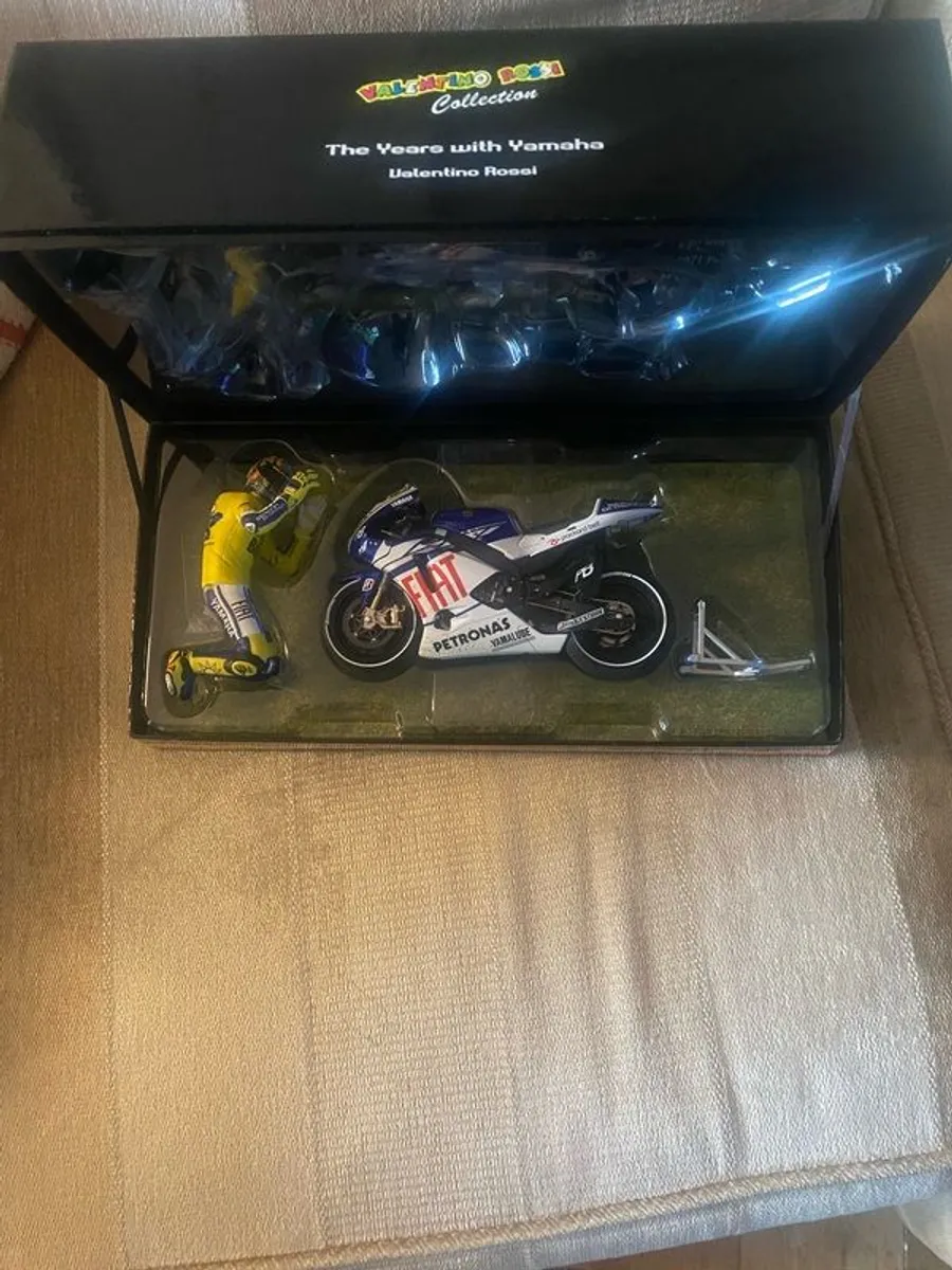 MINICHAMPS Valentino Rossi Yamaha Set - Image 1