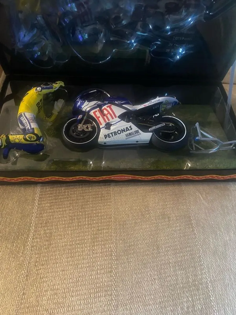 MINICHAMPS Valentino Rossi Yamaha Set - Image 2