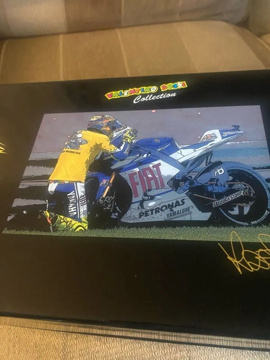 MINICHAMPS Valentino Rossi Yamaha Set - Image 4