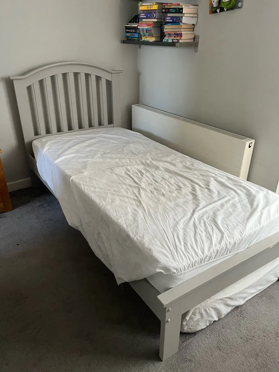 Single bed - Image 1