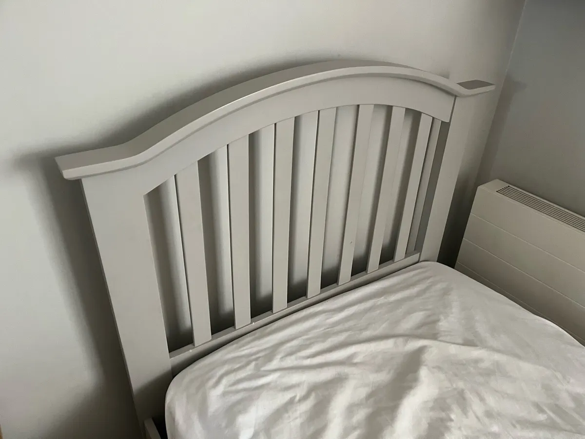Single bed - Image 2