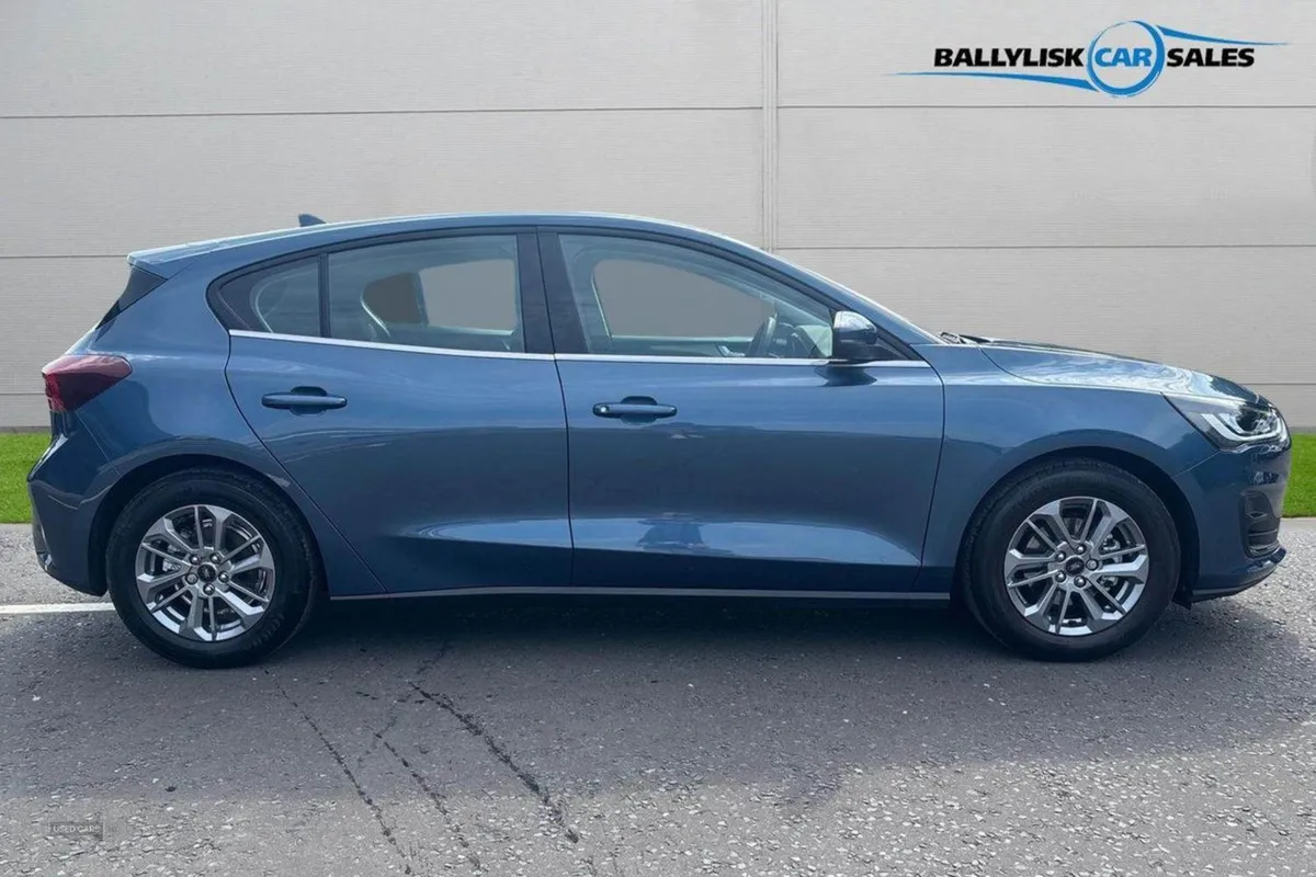 Ford Focus 1.0t 125PS Titanium in Chrome Blue Onl - Image 3