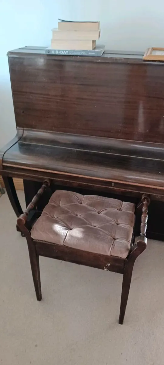 Piano and stool - Image 4