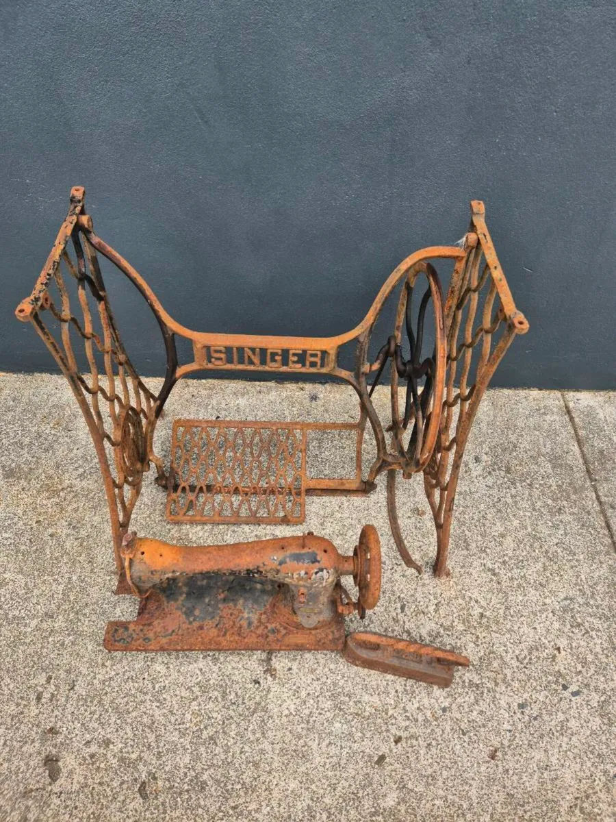 Singer sewing machine - Image 1