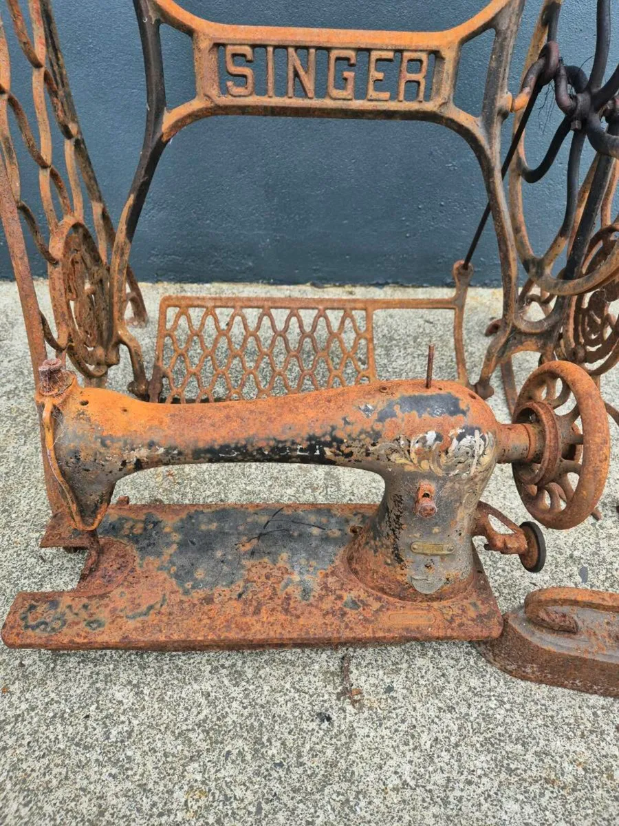 Singer sewing machine - Image 3