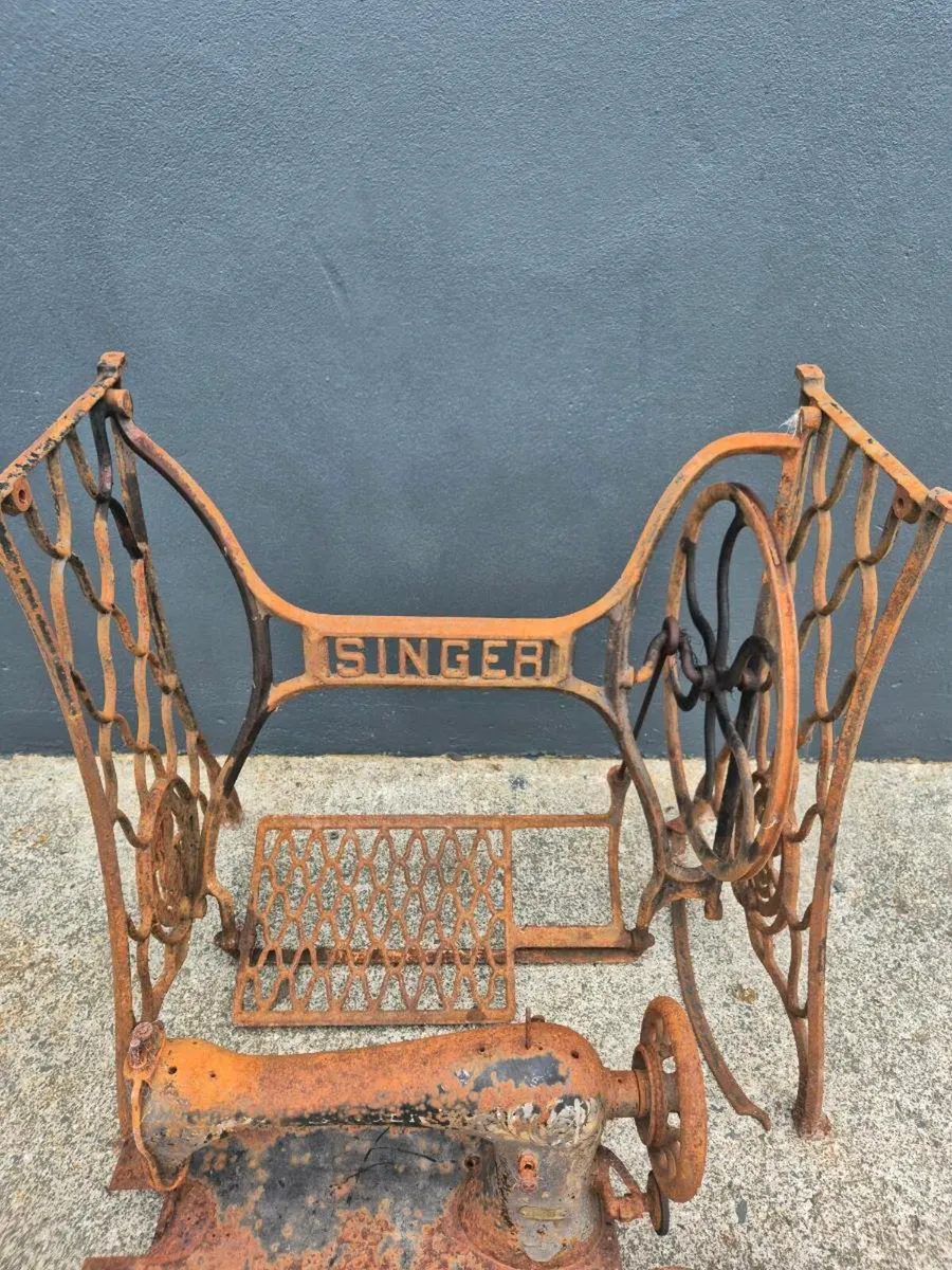 Singer sewing machine - Image 4