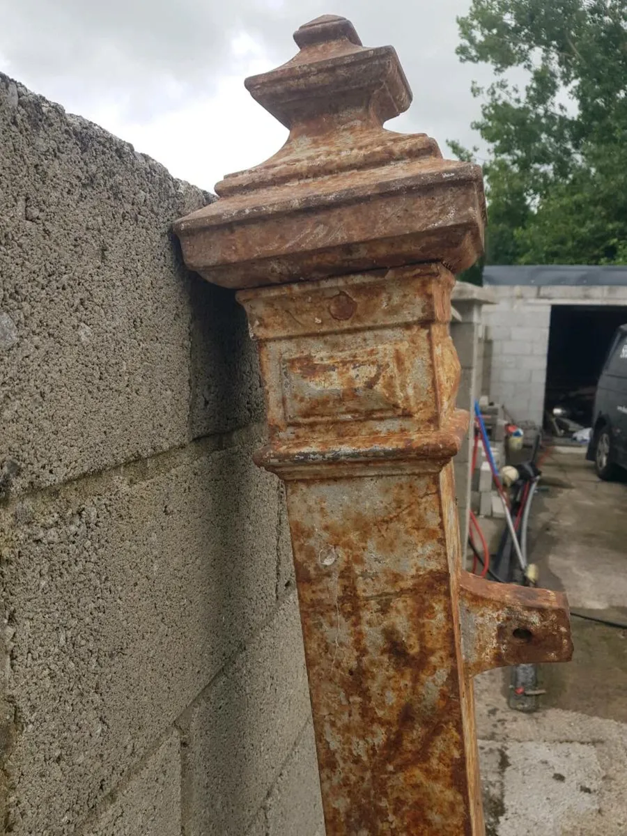 Old pillar - Image 1