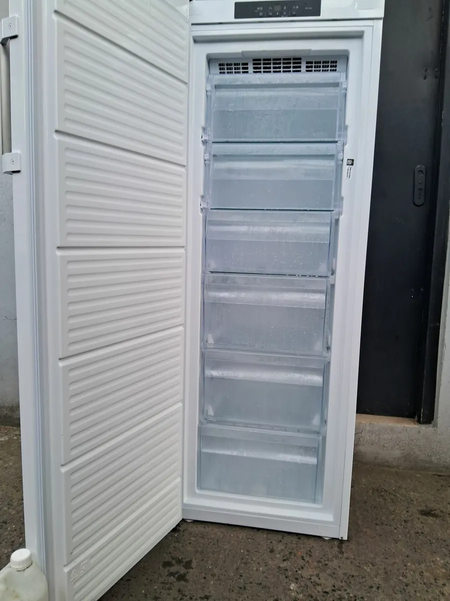 6 MOUNTH OLD STAND FREEZER - Image 1