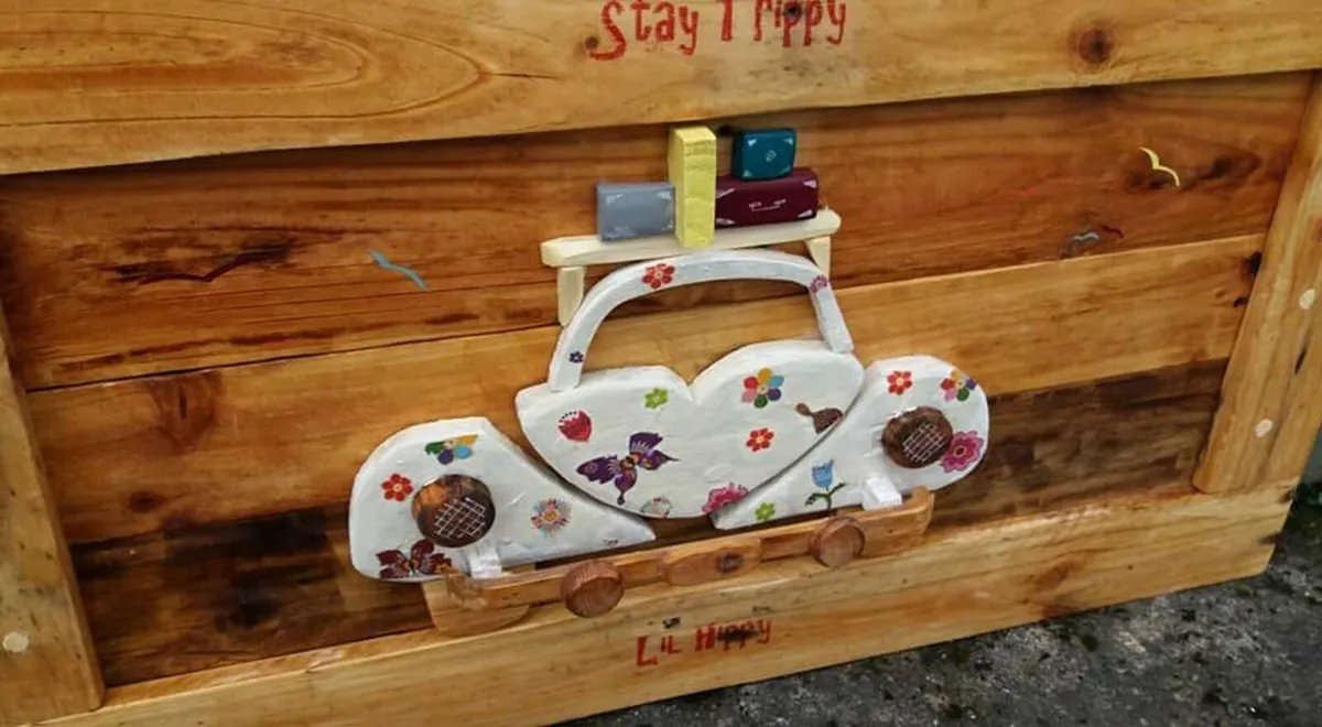 Rustic " stay trippy " hippy bug sign / display - Image 3