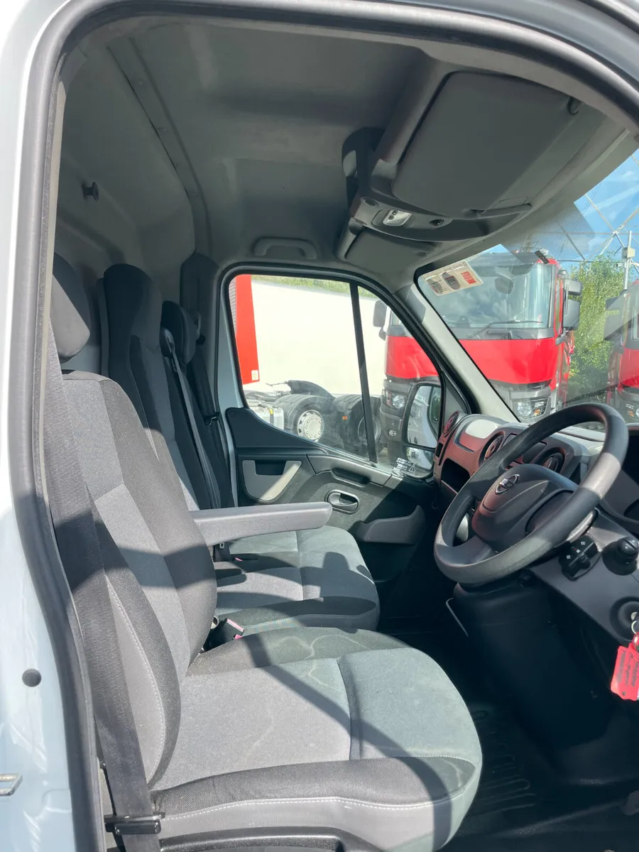 Nissan NV400 2016 - Image 2