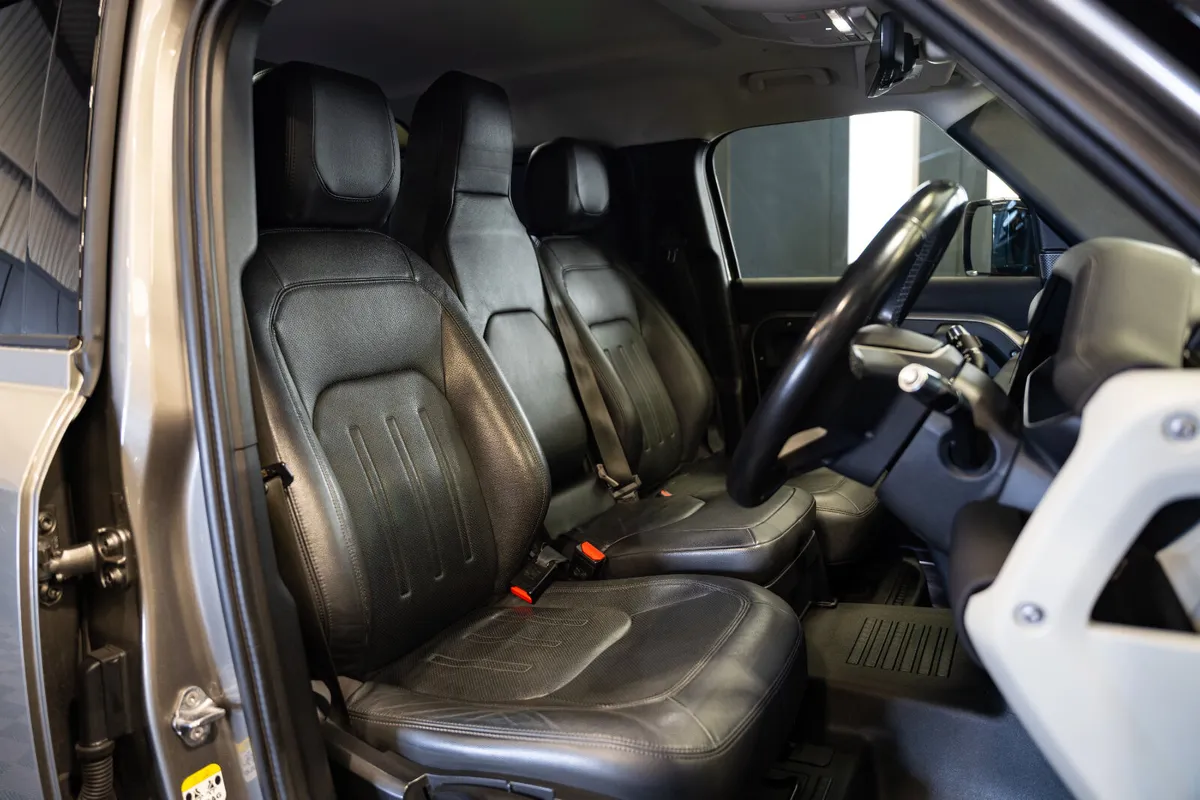 212 Defender 110 D250 HardTop S 3 Seat Commercial - Image 2