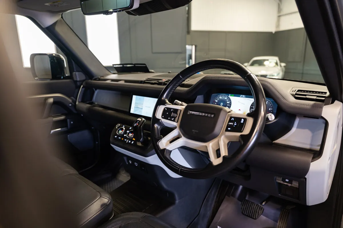 212 Defender 110 D250 HardTop S 3 Seat Commercial - Image 3