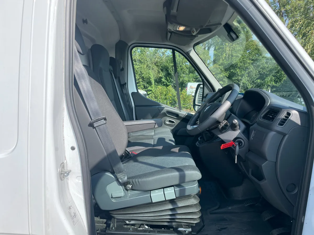 Only 10K Kms - 2024 Renault Master L2H2 - Image 4