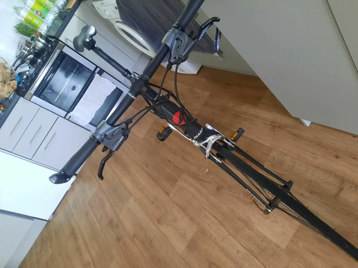 Giant road bike - Image 3
