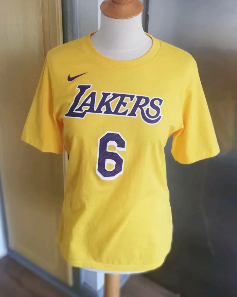 Nike Lakers Le Bron James number 6 yellow t-shirt - Image 3