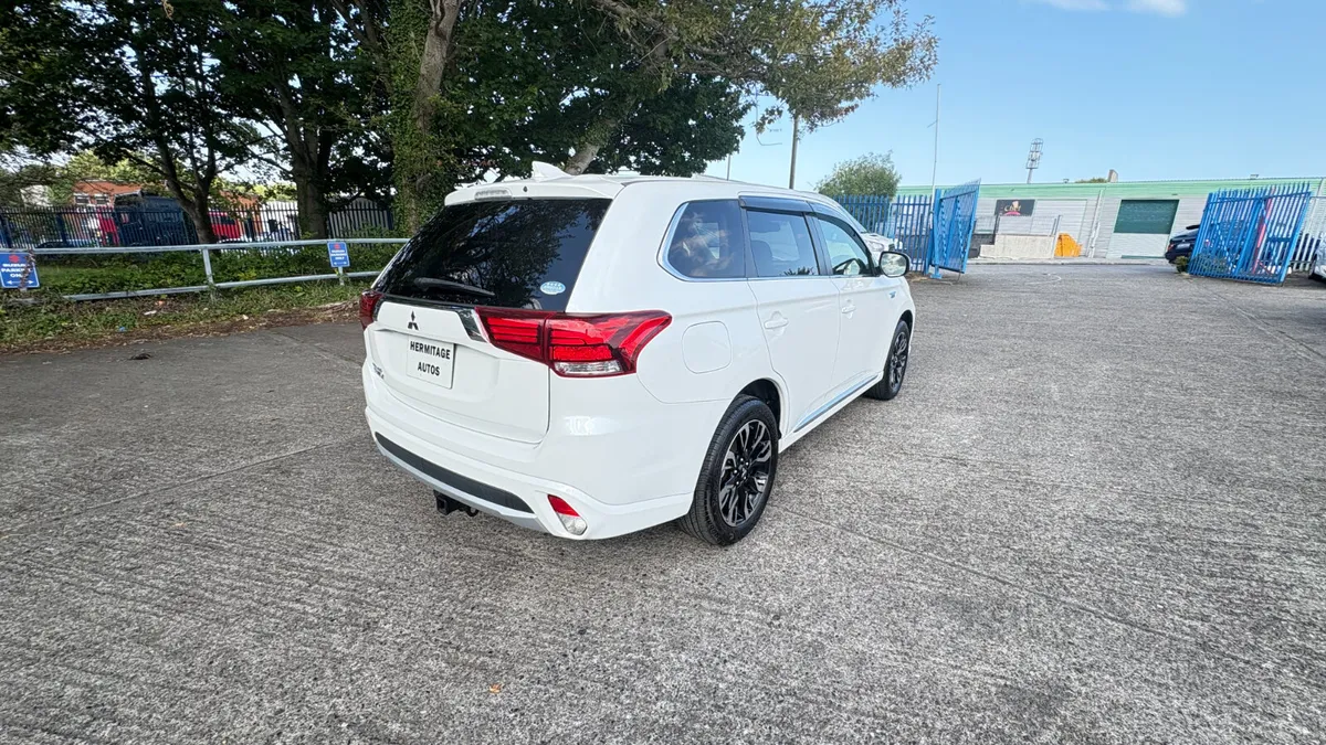 Mitsubishi Outlander 2.0 Hybrid Plug in 2016 - Image 4
