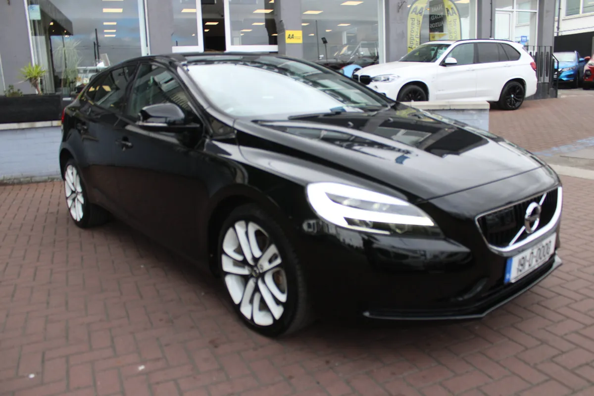 VOLVO V40 2.0D4 SPORT PLUS 5DR HATCHBACK AUTOMATIC - Image 2