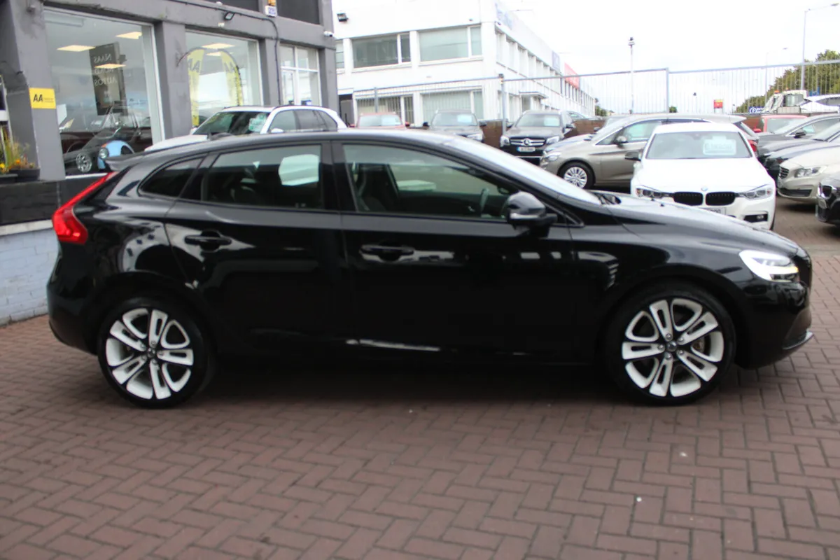 VOLVO V40 2.0D4 SPORT PLUS 5DR HATCHBACK AUTOMATIC - Image 3