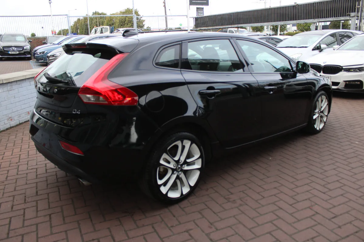 VOLVO V40 2.0D4 SPORT PLUS 5DR HATCHBACK AUTOMATIC - Image 4