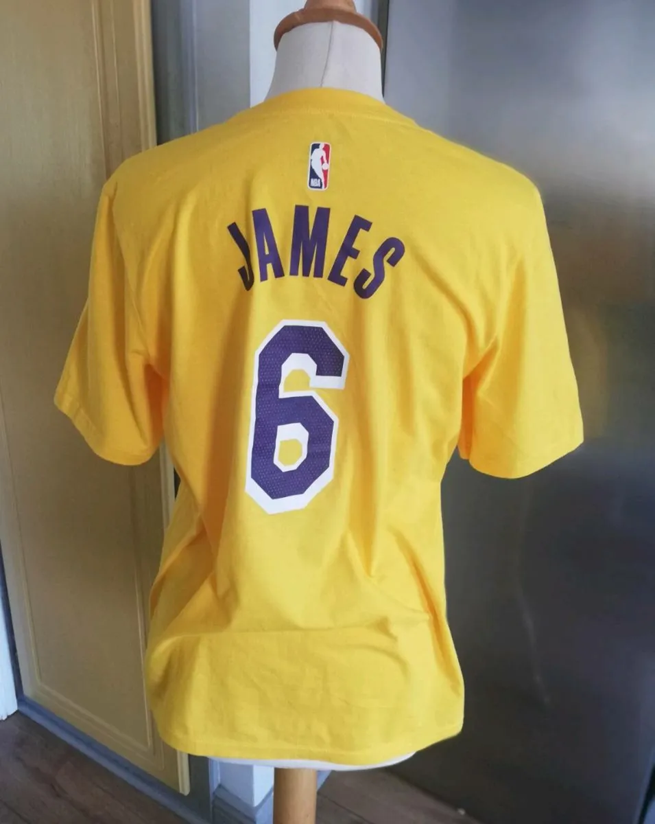 Nike Lakers Le Bron James number 6 yellow t-shirt - Image 1