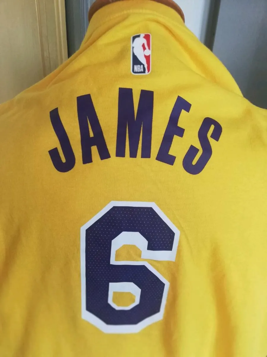 Nike Lakers Le Bron James number 6 yellow t-shirt - Image 2
