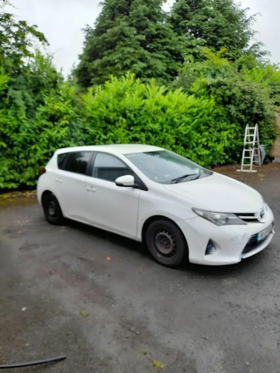 Toyota Auris 2014 - Image 2