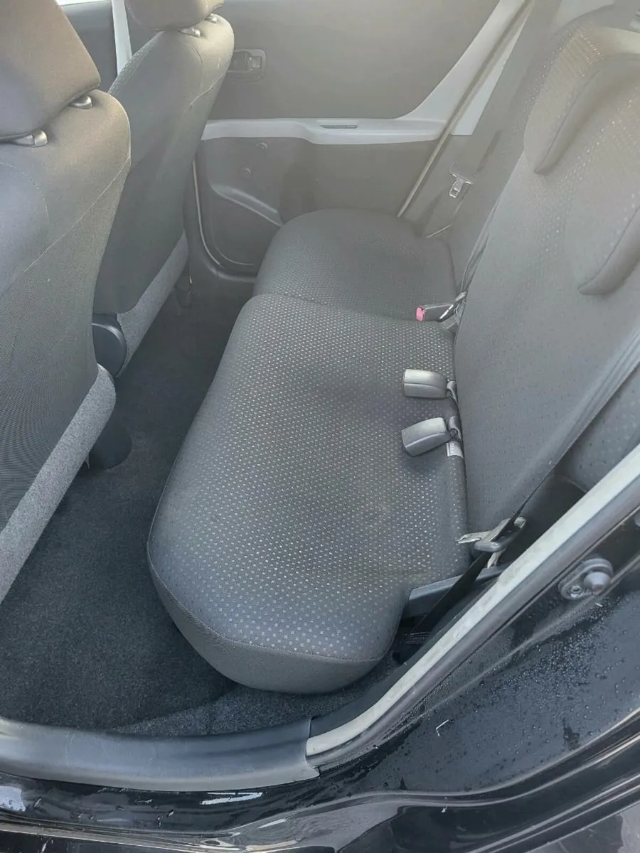 Toyota Yaris **low mileage** - Image 4