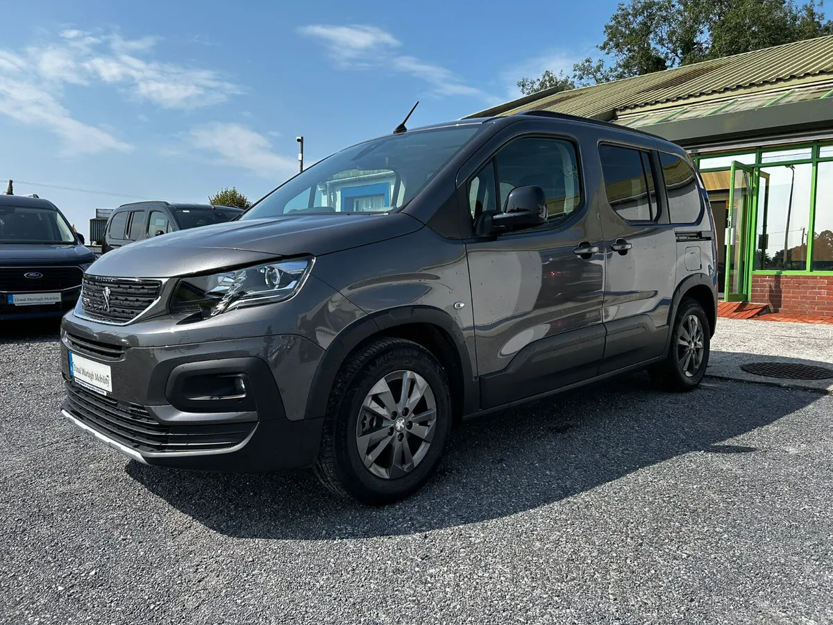 242 Wheelchair Car - Image 3