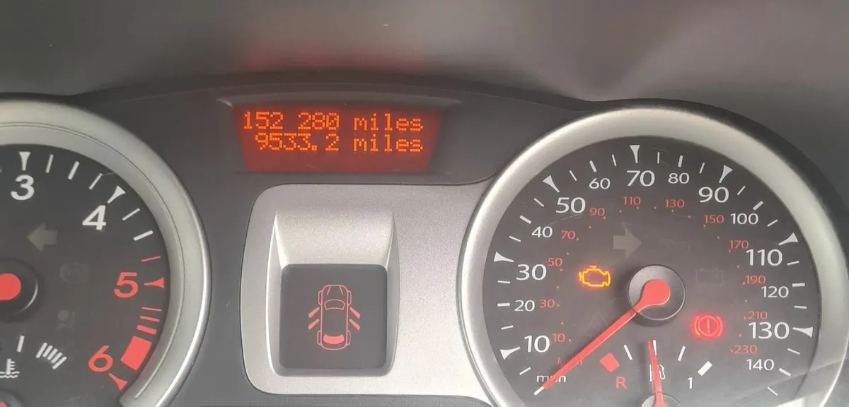 Renault Clio 2011 silver - Image 1
