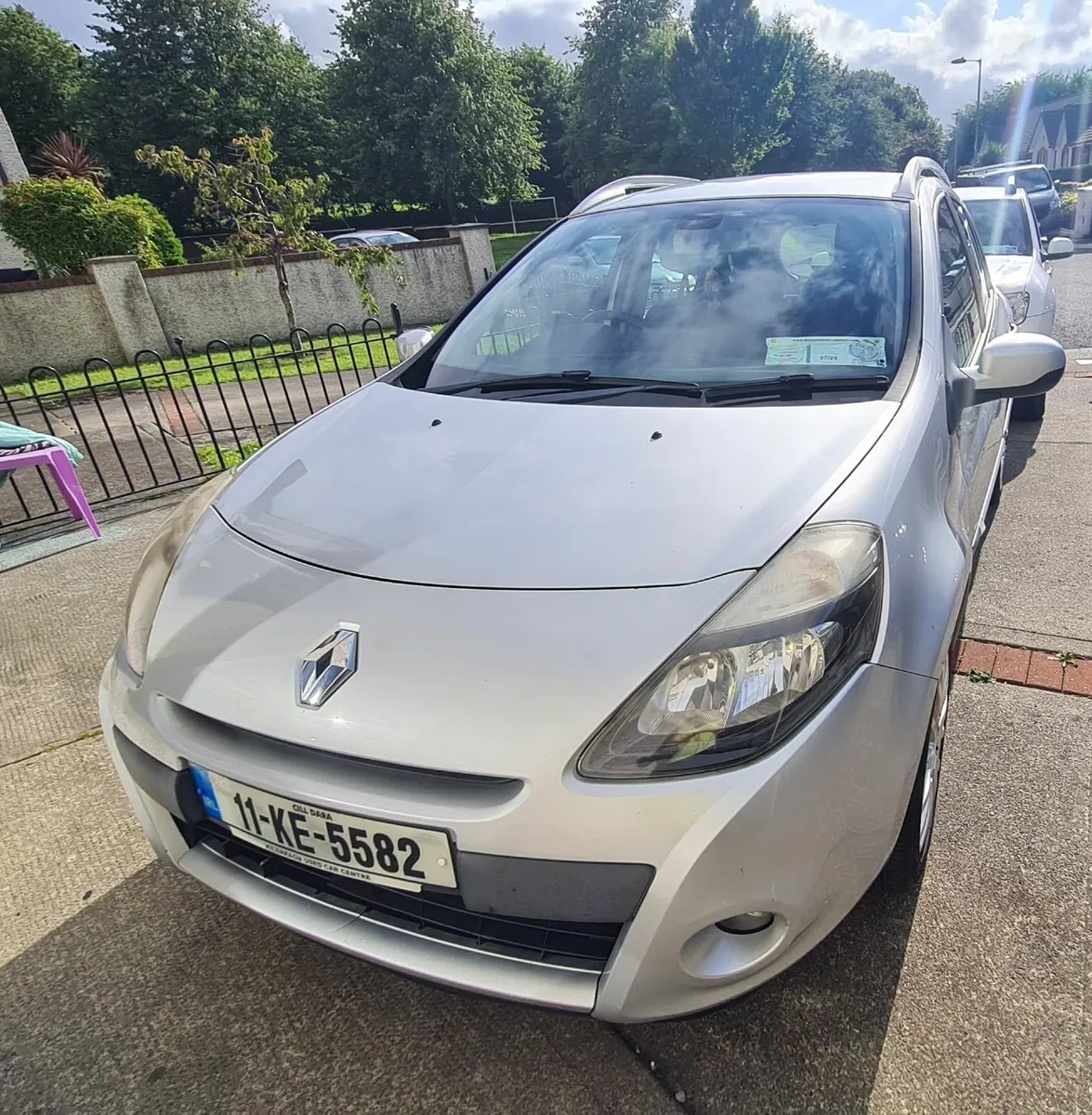 Renault Clio 2011 silver - Image 2