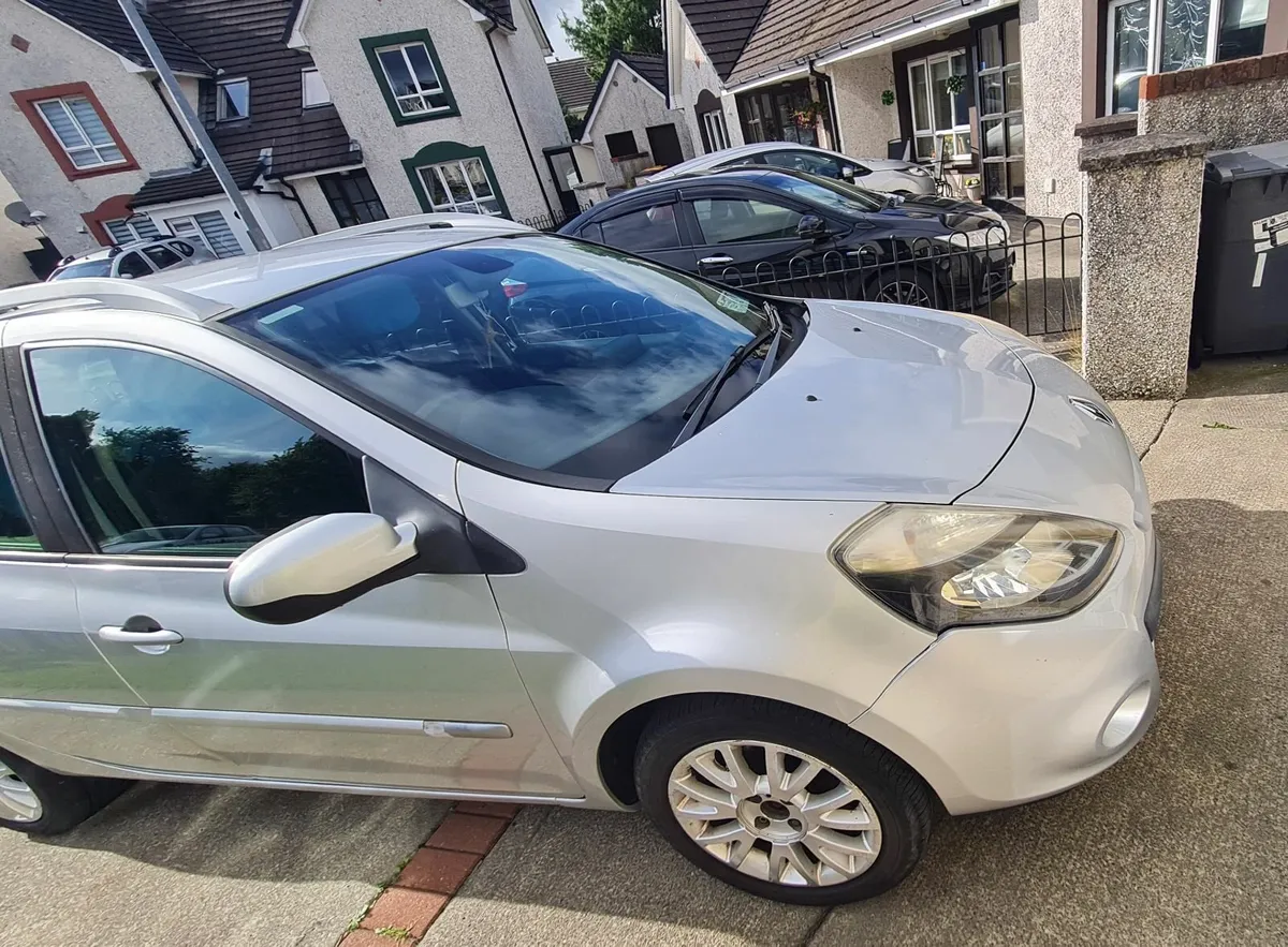 Renault Clio 2011 silver - Image 3