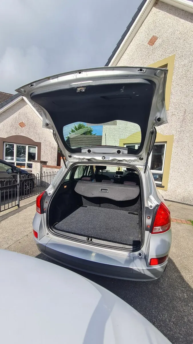 Renault Clio 2011 silver - Image 4