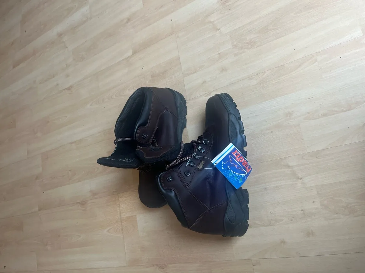 Hiking Boots Unisex Size 8 - Image 1