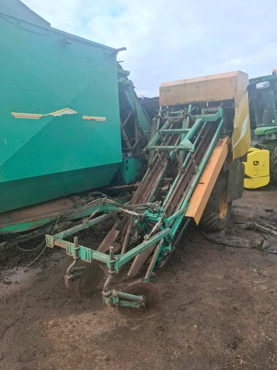 Armer salmon Beet harvester - Image 1