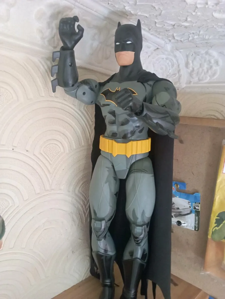 DC COMICS BATMAN FIGURE FREE STANDING FIGURE. - Image 2