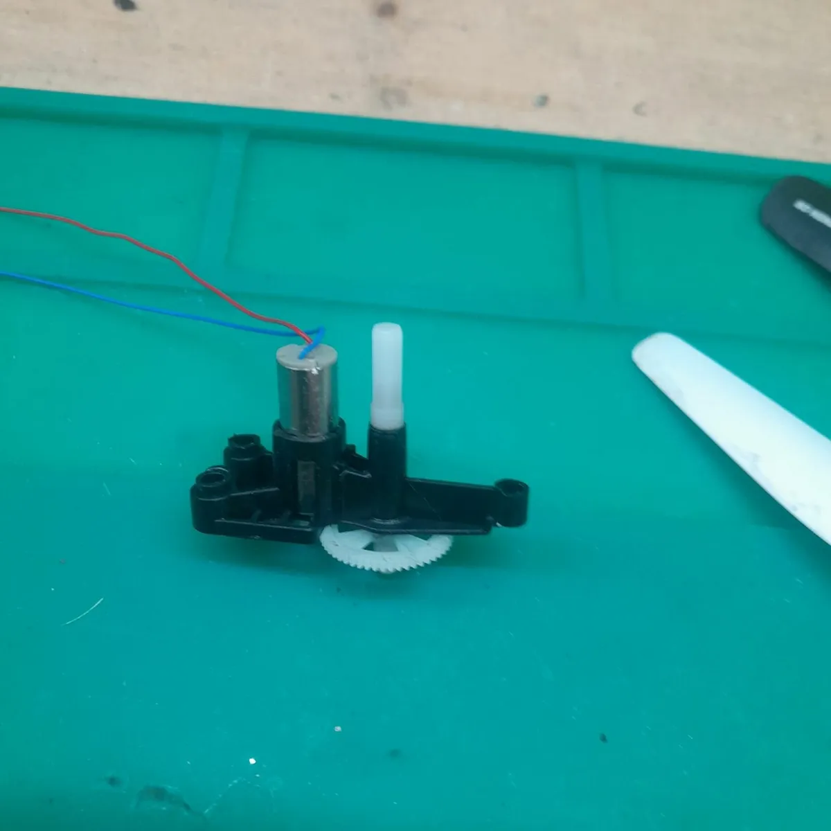 Two types of motors for drones and propeller - Image 1