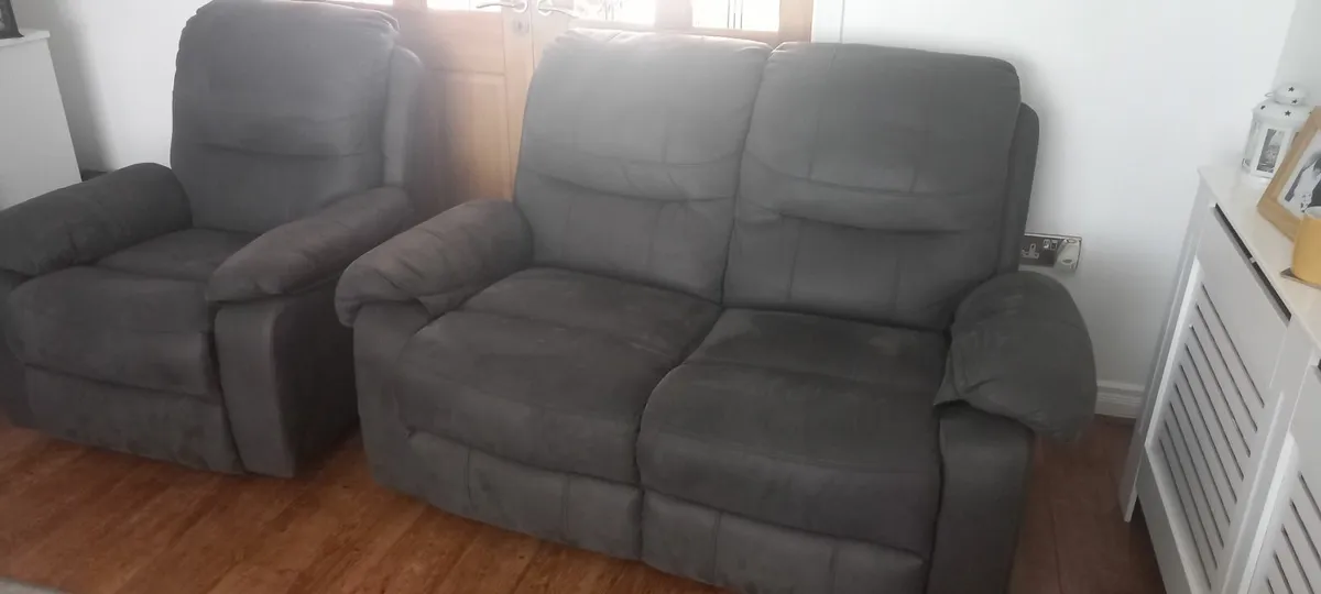 3xpiece grey sofa set - Image 1