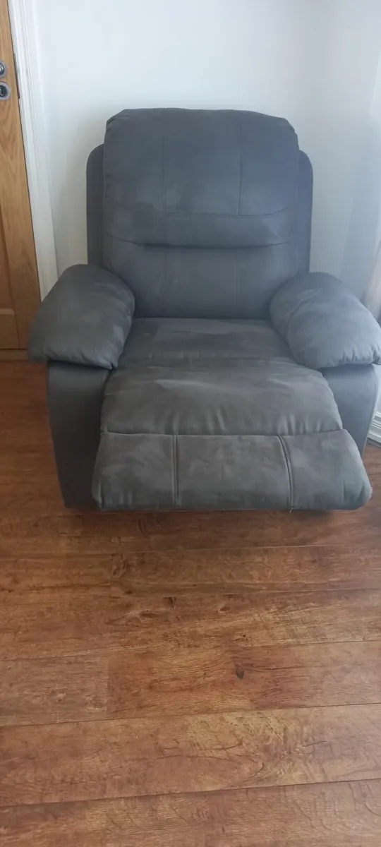3xpiece grey sofa set - Image 2