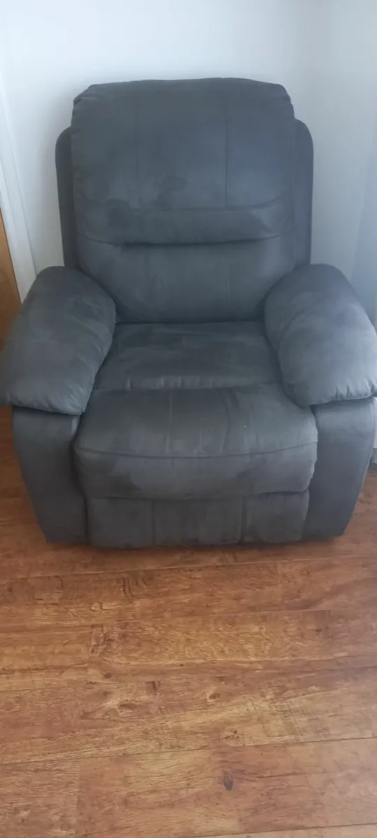 3xpiece grey sofa set - Image 3