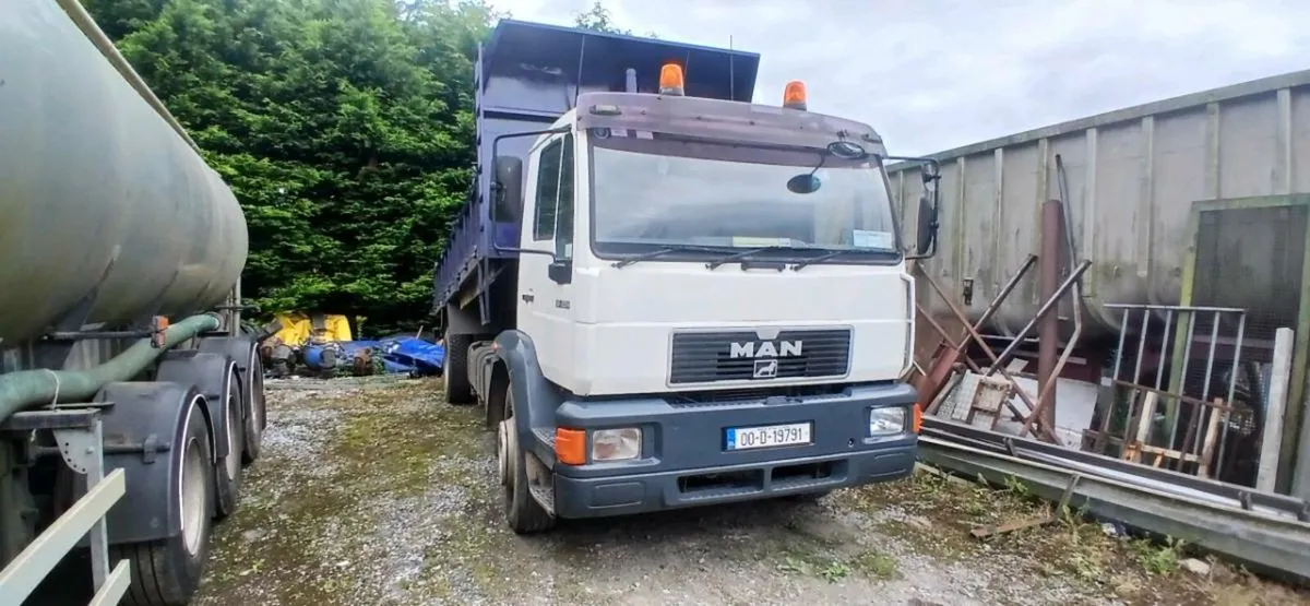 Man tipper 00 (has turf creels included) - Image 1