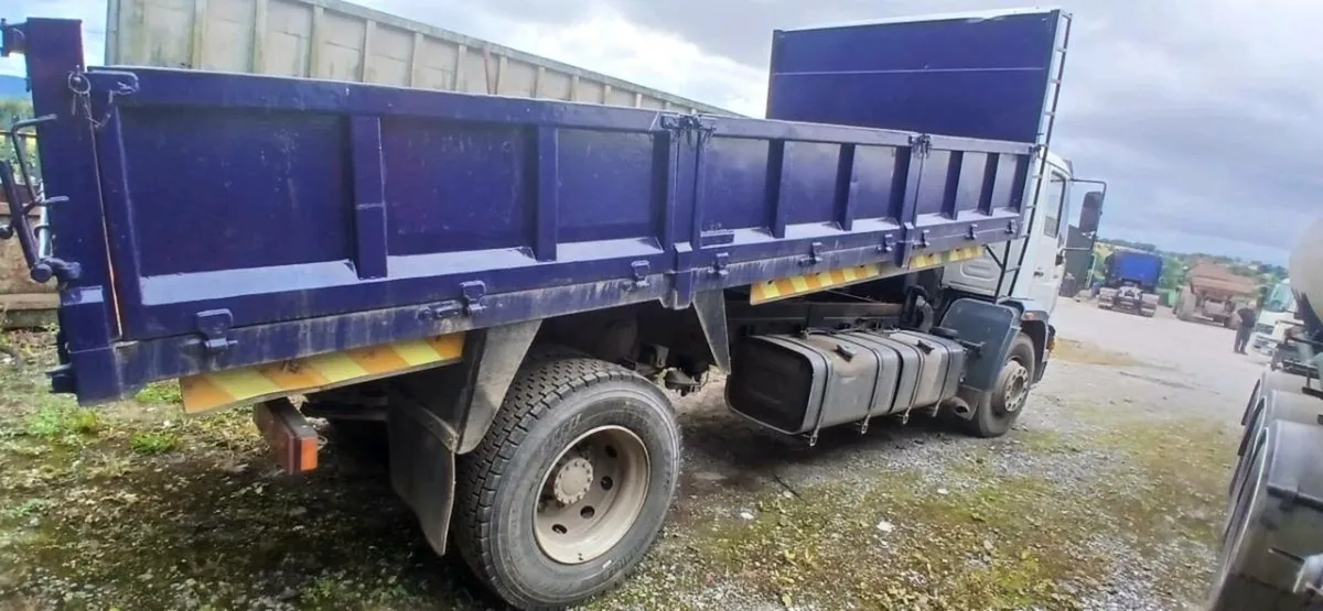 Man tipper 00 (has turf creels included) - Image 2