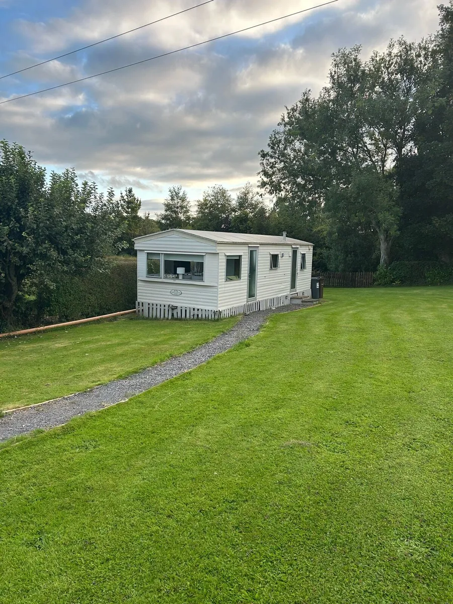 28 x 10 mobile home - Image 1