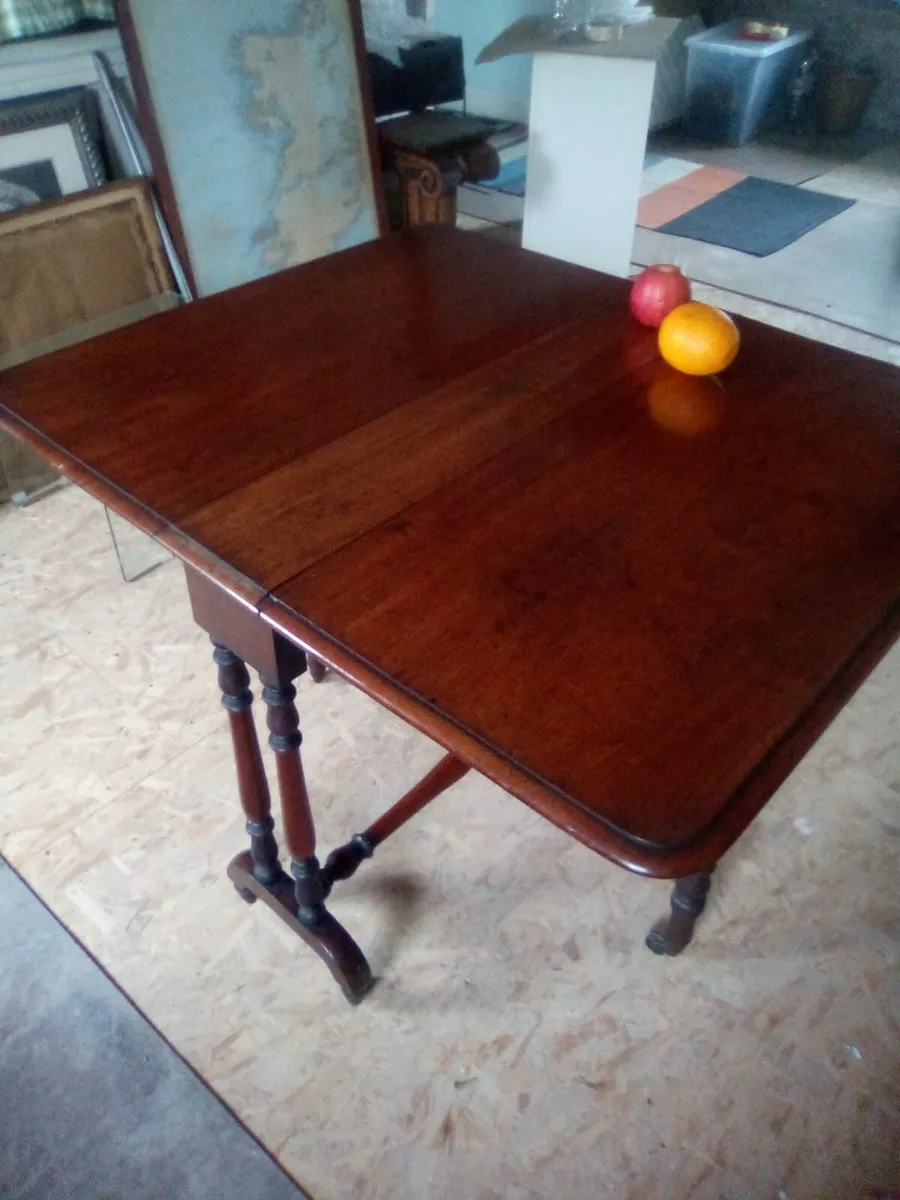 Pembroke table - Image 1