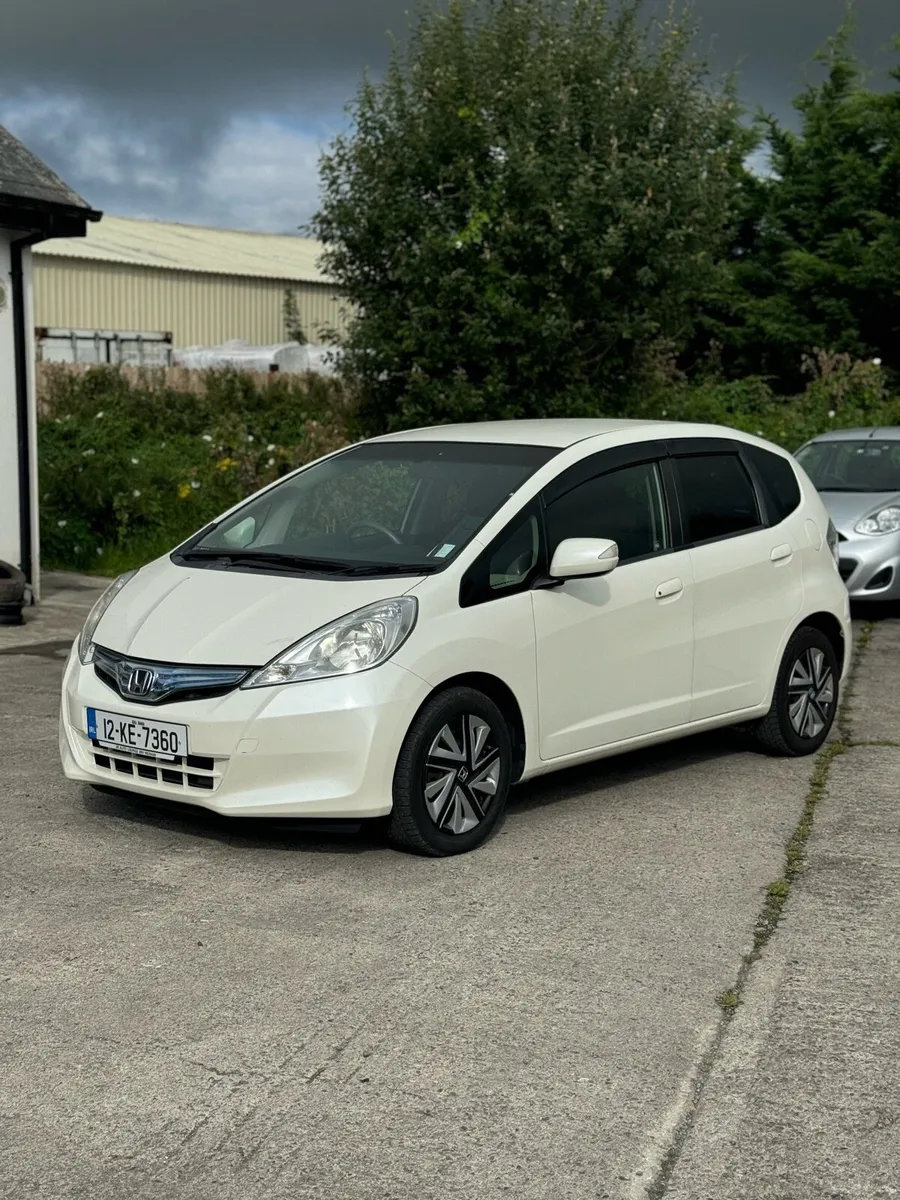 2012 HONDA FIT HYBRID 58000KM Keyless Pearl White - Image 4